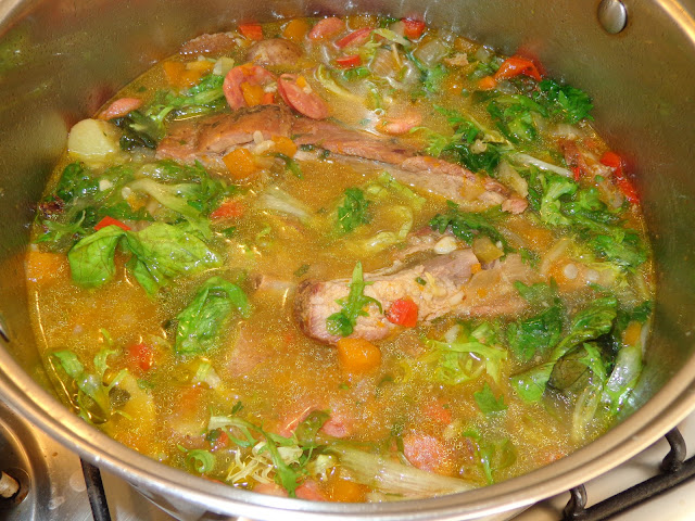 PORCIONES: 4    INGREDIENTES  4 costillitas de cerdo asadas, cortadas  2 chorizos cortados en rodajas  ¼ taza de arroz integral  1 cucharada de aceite de oliva  1 taza de cebolla cortada en cuadritos  2 dientes de ajos picados finitos  1½ tazas de zapallo cortado en cubos  ¼ taza de pimiento morrón rojo cortado en cuadritos  ¼ taza de pimento morrón verde cortado en cuadritos  ¼ taza de apio cortado en cuadritos  1½ litros de caldo de pollo o agua con 1 cubito de caldo de pollo  1½ taza de papas chascadas (cortar y romper al finalizar el corte)  1 cucharada de perejil picado  1 cucharadita de sal gruesa de cocina  3-4 tazas de chicoria y lechuga morada cortada en trocitos.        PREPARACION  Sazonar las costillas con sal, pimienta, orégano, ajo en polvo, cebolla en polvo, comino y rociar con un poquito de aceite. Dorarlas en el horno.  Cocinar el arroz en ½ litro del caldo hasta que quede blando        En una olla calentar el aceite, dorar la cebolla con el ajo y el chorizo.        Agregar el resto de los vegetales y hacerlos sudar cocinándolos por unos minutos.        Añadir el caldo, costillas asadas, papas cocinadas, perejil y sal. Hervir el líquido bajar el fuego a moderado y cocinar hasta que las costillas queden blanditas y papas cocinadas.  Agregar el arroz cocinado con el líquido. Dar un hervor.        Incorporar la lechuga, revolver y servir.