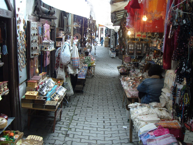 Safranbolu'da dar bir sokağa kurulmuş tezgahlar. Safranbolu, Eski Çarşı