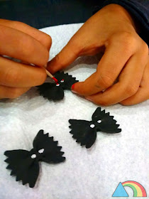 Pintando detalles a murciélagos de pasta