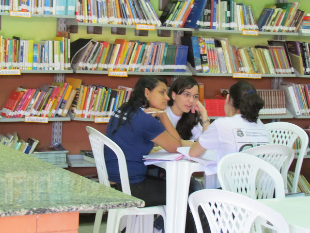 Flaviane, Ivanda e Sayure estudando na biblioceca