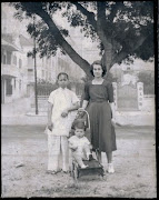 Os dias eram passados com a ama e a mãe num jardim perto de casa, . (macau )