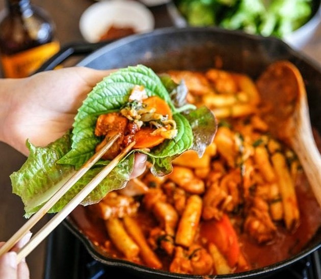 Dak Galbi atau dakgalbi (닭갈비, Korea pedas ayam tumis)(닭갈비, Korea pedas ayam tumis) 