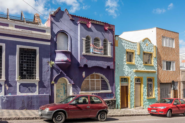 Casa na Rua Desembargador Ermelino de Leão com um sacadinha diferente