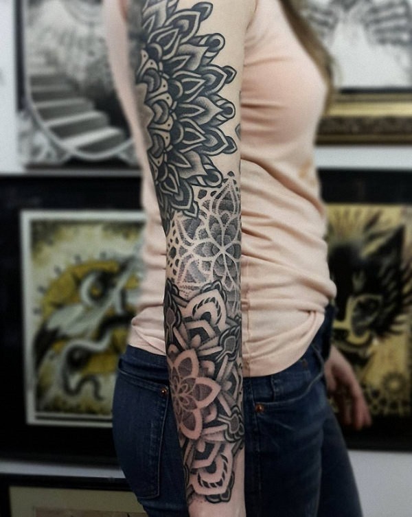 esta_bela_blackwork_mandala_manga