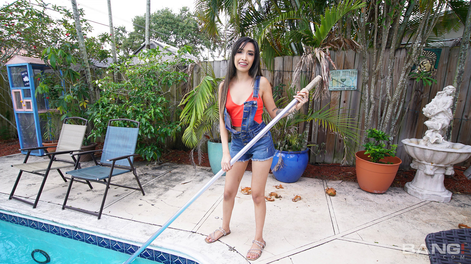 Paulina Ruiz Will Suck Your Dick To Clean Your Pool Bang