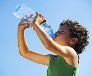 lưu ý khi cho trẻ uống nước