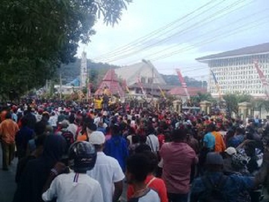 Ribuan Warga Turun Ke Jalan, Jayapura Lumpuh