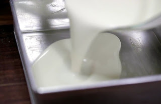 Jika kamu penggemar berat jajanan terlebih jajanan modern, kamu patut mencoba jajanan satu ini nih, Mochi Gulung! Yuk langsung buat! Resep lengkap bagaimana cara membuat Mochi Gulung dapat anda lihat pada video berikut.  27 Juli, 2017, Masak TV.