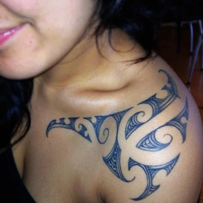 tatuaje maori para mujer en el hombro