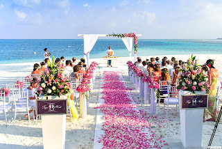 свадебная церемония на берегу моря