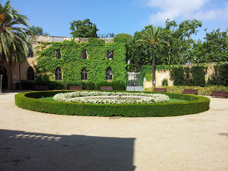 Barcelona Sights Blog - Hedges at entrance