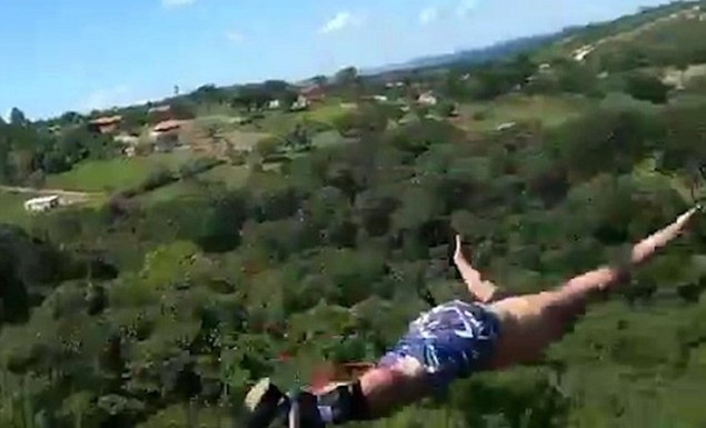 Τραγωδία σε bungee jumping με άνδρα να σκοτώνεται μπροστά στην οικογένειά του (Βίντεο)