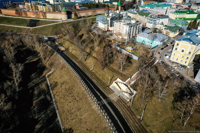 Лестница на склоне холмы с высоты птичьего полета