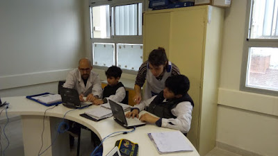imagen de alumnos y profesores trabajando