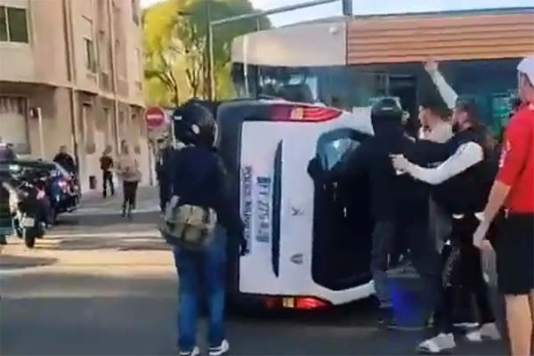 [VIDEO] Marseille (13) : Les policiers municipaux coincés dans leur voiture retournée, des passants les aident