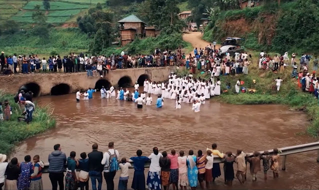 Missionários batizam mais de 200 pessoas em tribo isolada de Uganda