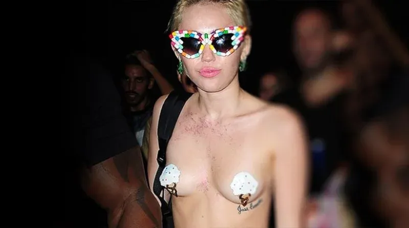 Miley Cyrus: Βγήκε έξω φορώντας μόνο «φουντίτσες» θηλών!