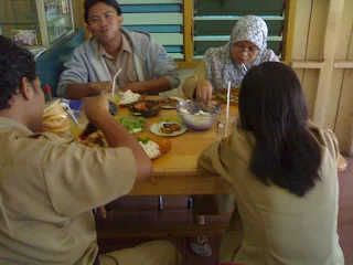 Undangan Makan Siang Dari Mba Sari (Staf Naker)