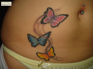 Três borboletas tatuadas na barriga.