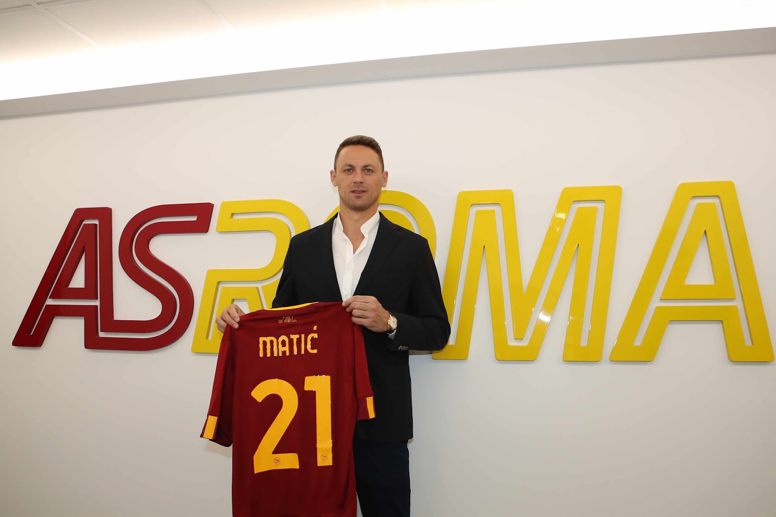 Nemanja Matić | Pemain Baru AS Roma Musim 2022/23 [image by Twitter @OfficialASRoma]