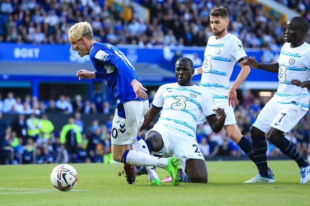 Chelsea new signing Koulibaly tackles Everton's Gordon