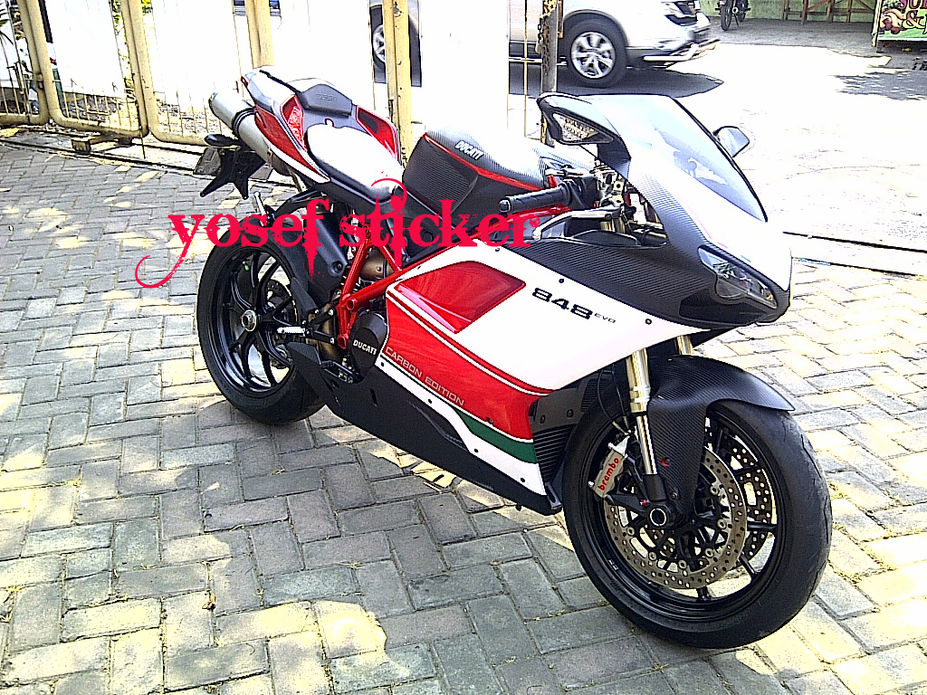 Warna cutting sticker yang cocok buat mobil warna silver 