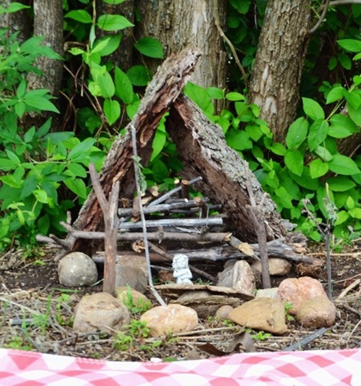 Picnic woodland fairy hut