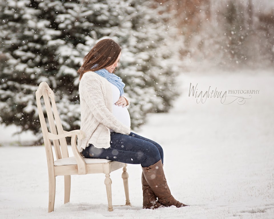 Amazing Winter maternity photos in the snow