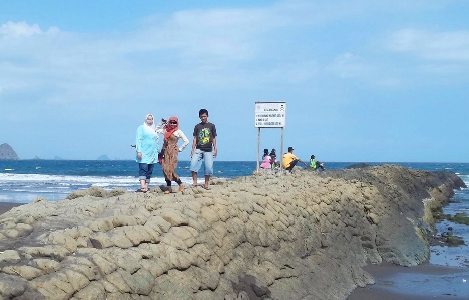 Pantai Watu Ulo Kabupaten Jember Jawa Timur - tukangpantai