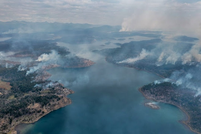 Incendio descontrolado, los funcionarios estan en un escritorio y no te dejan ni colaborar