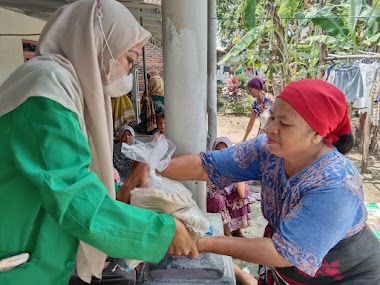 MAHASISWA PBA IAI AL-AZIS IKUT SERTA DALAM PENDISTRIBUSIAN HARAKAH RAMADHAN 1444H/ 2023M