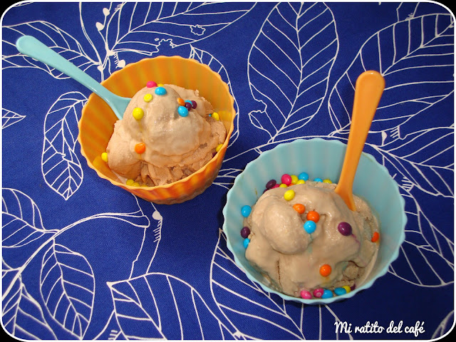 Helado de chocolate con caramelo y avellanas