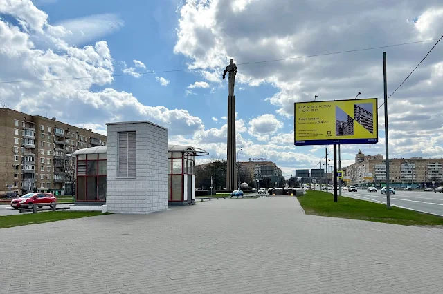 Ленинский проспект, площадь Гагарина, памятник Юрию Гагарину