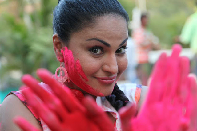 Veena Malik holi celebration 2013