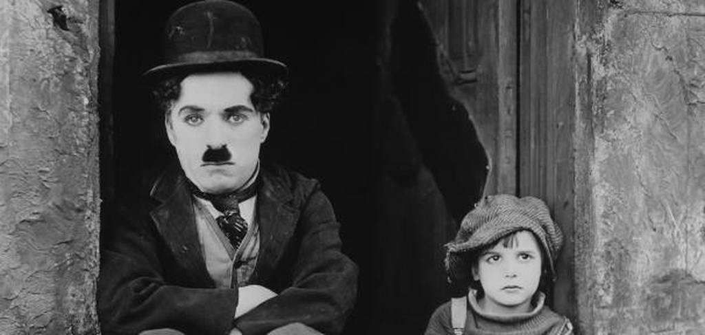 Na época natalícia deste ano, o CCB vai exibir no Grande Auditório o clássico do cinema mudo The Kid (O Garoto de Charlot no título português), realizado e protagonizado por Charlie Chaplin, que se inspirou na sua própria infância.