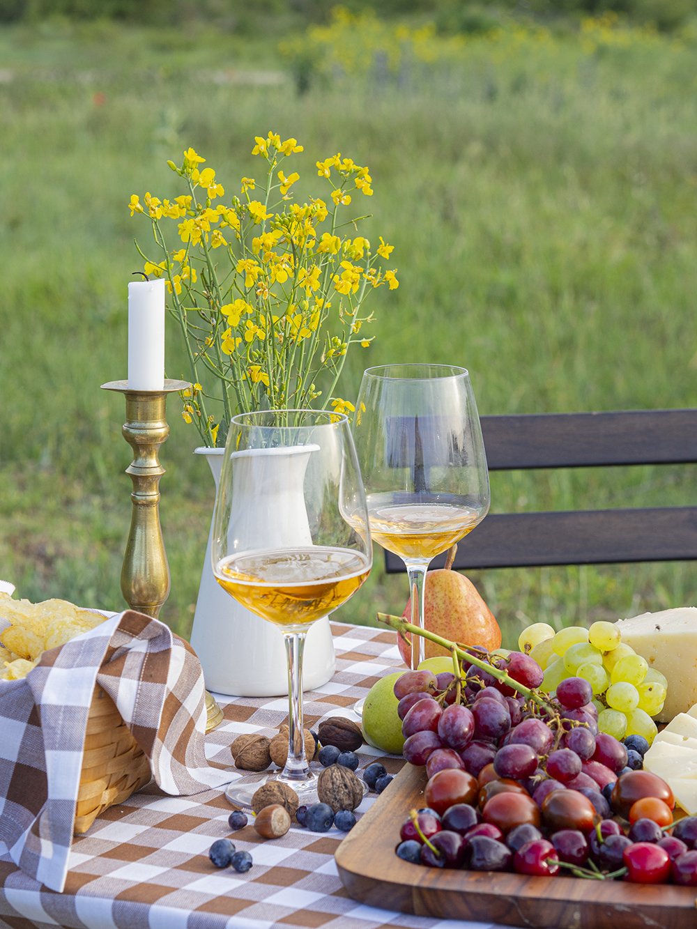 Una mesa campestre entre campos de colza para celebrar el amor_15