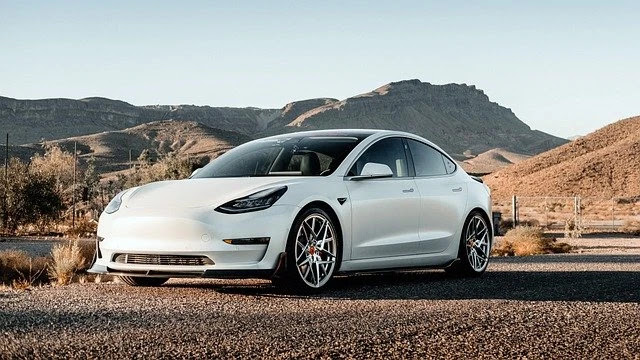 gambar mobil listrik tesla model 3