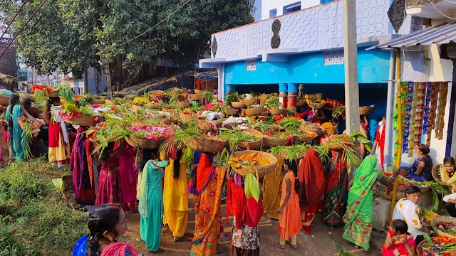 व्रती महिलाओं ने गांव भ्रमण कर छठी मैया के गीत और ढोल बाजे के साथ घर घर जाकर भिक्षाटन किया. chhath