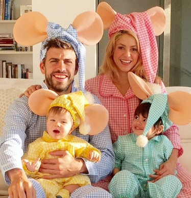 Foto de Shakira posando con su familia