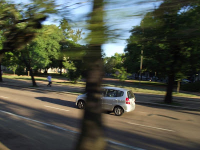 foto de um Honda Fit transitando na Avenida Osvaldo Aranha em Porto Alegre