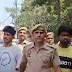 युवक को तमंचा लगाने वाले आरोपितों को पुलिस ने सड़क पर पैदल घुमाया