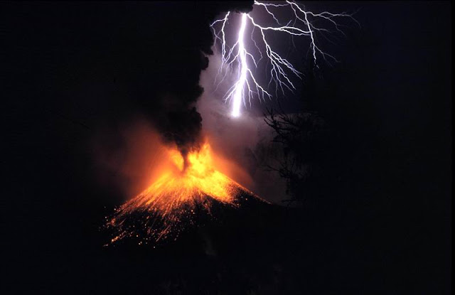 Petir vulkanik di atas letusan Gunung Rinjani.