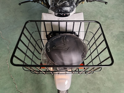 U-ECO H2 전기오토바이 앞 바구니 헬멧 넣은 사진