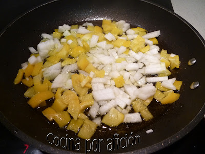 Tortilla de berenjena y chistorra. Sofrito de cebolleta y pimiento.