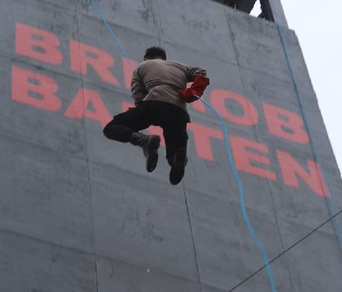 Satbrimob Polda Banten Gelar Latihan Rappeling di Tower Wira Satya