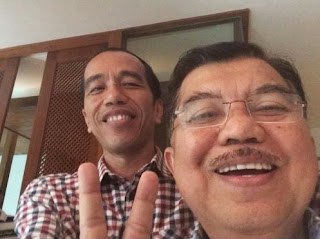 Jokowi dan Jusuf Kalla Berselfie
