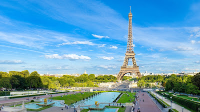 Torre Eiffel en París con fuentes de agua en los Campos Elíseos