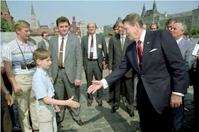 putin pretending to be a tourist during reagan’s 1988 visit to moscow