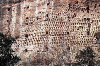 Buddhist complex Maytszishan little known. It is located in Gansu Province in northwest China. This is a striking architectural complex, carved out of the rock. Maytszishan has 7,000 Buddhist sculptures and nearly 1,000 square meters of murals.