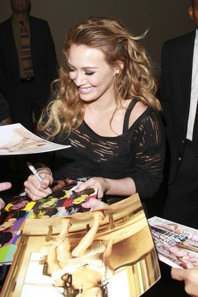 Hilary Duff stopped to greet fans and sign autographs after appearing on the 